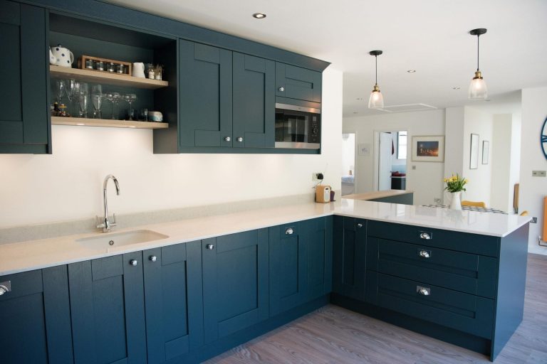 Blue-shaker-kitchen-with-peninsula-scaled